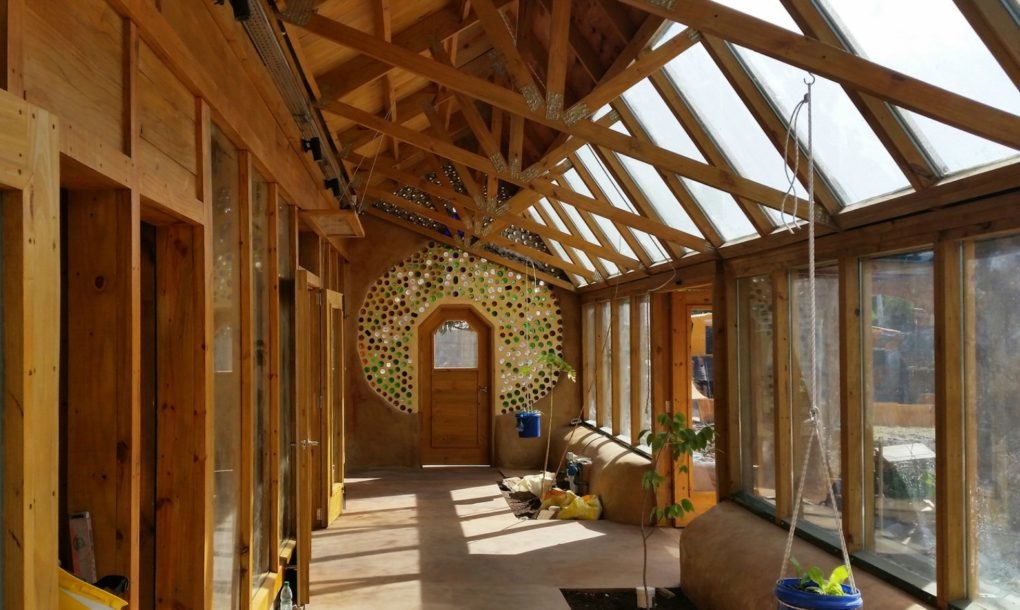 Earthship Architektur mit Holz und Glasflaschen