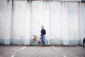 Nachhaltige Fahrradtipps - Mann mit Bambusfahrrad