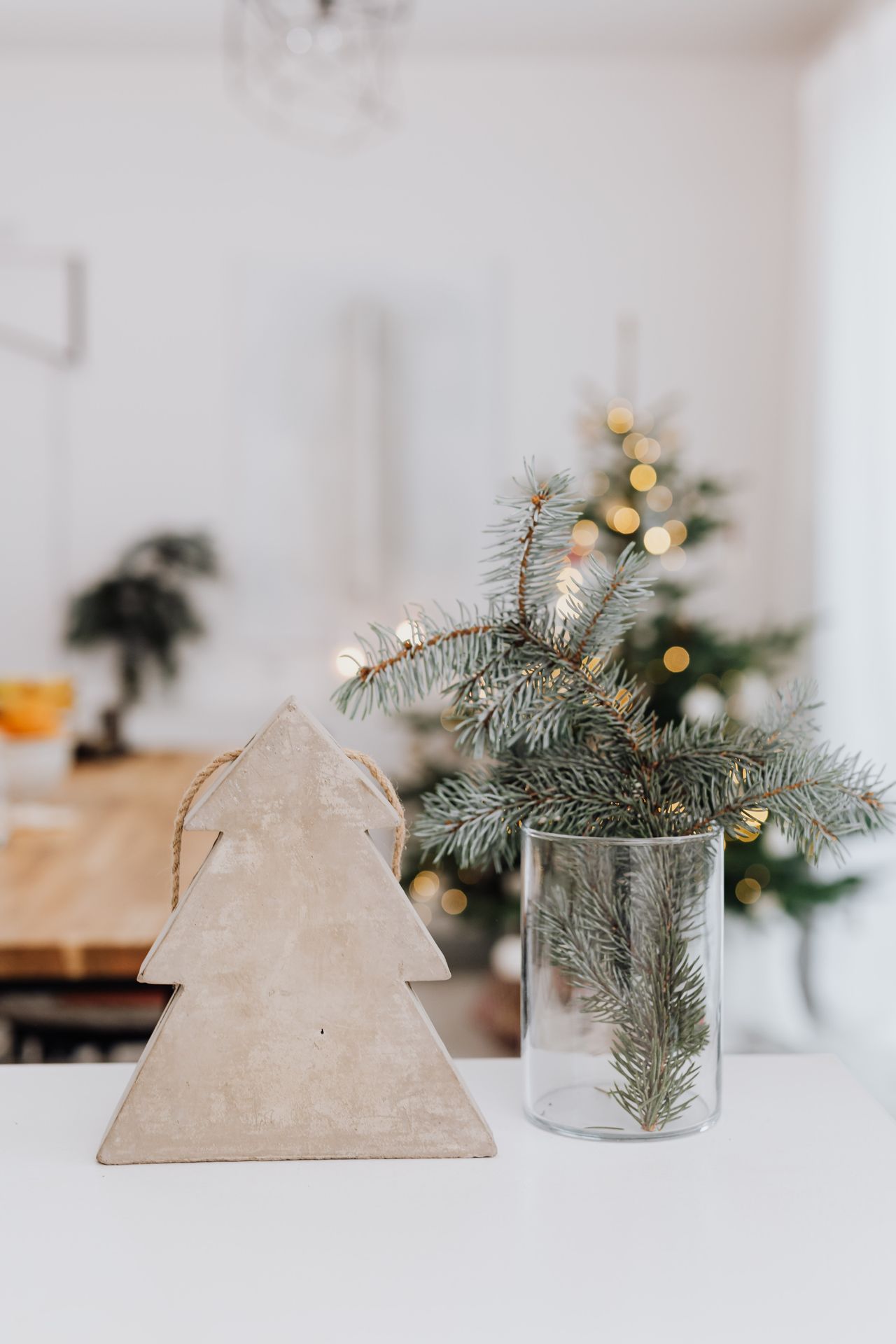 Kleiner Weihnachtsbaum aus Holz und Baumschnitt im Glas