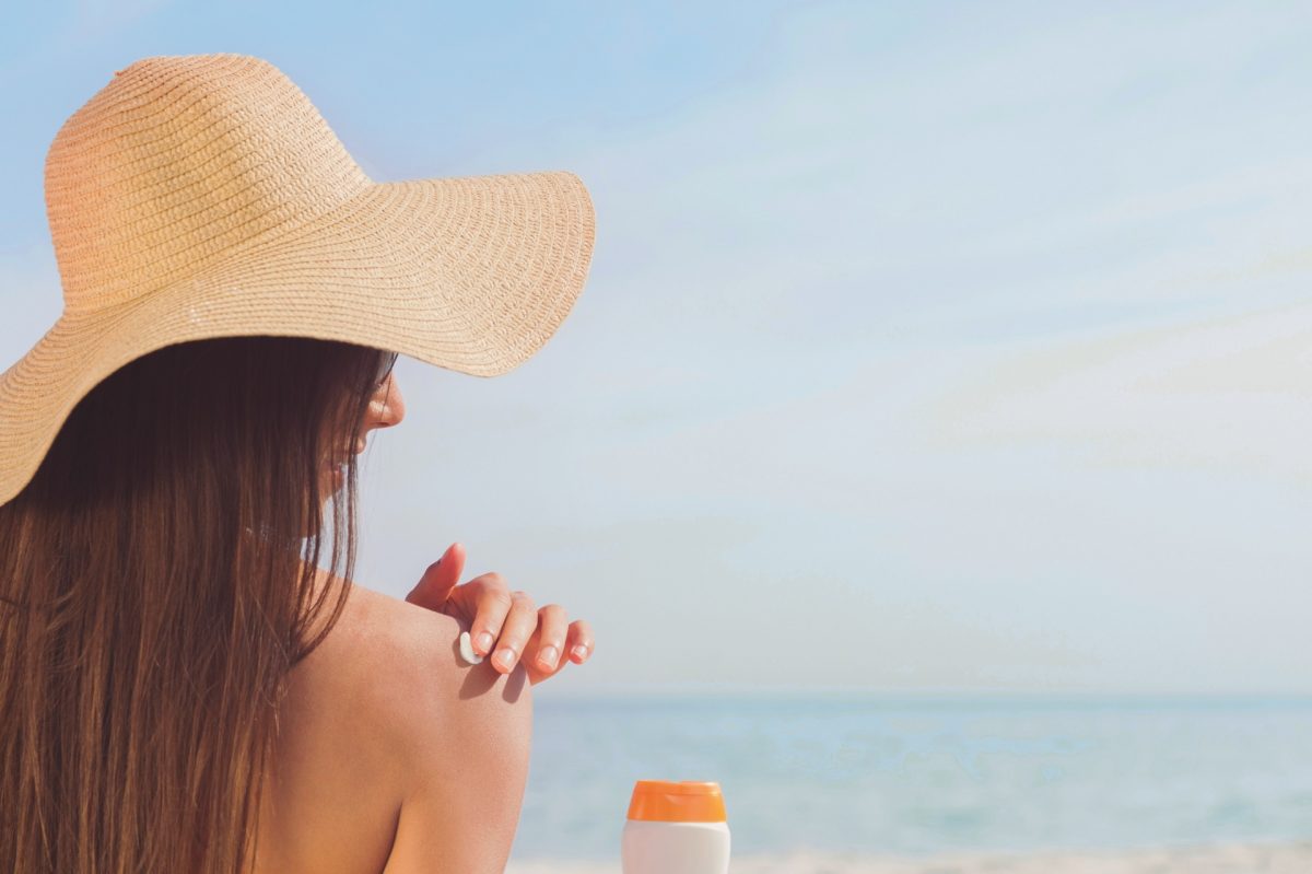 Nachhaltige Sonnencreme - Frau mit Sonnencreme - Sonnenschutz