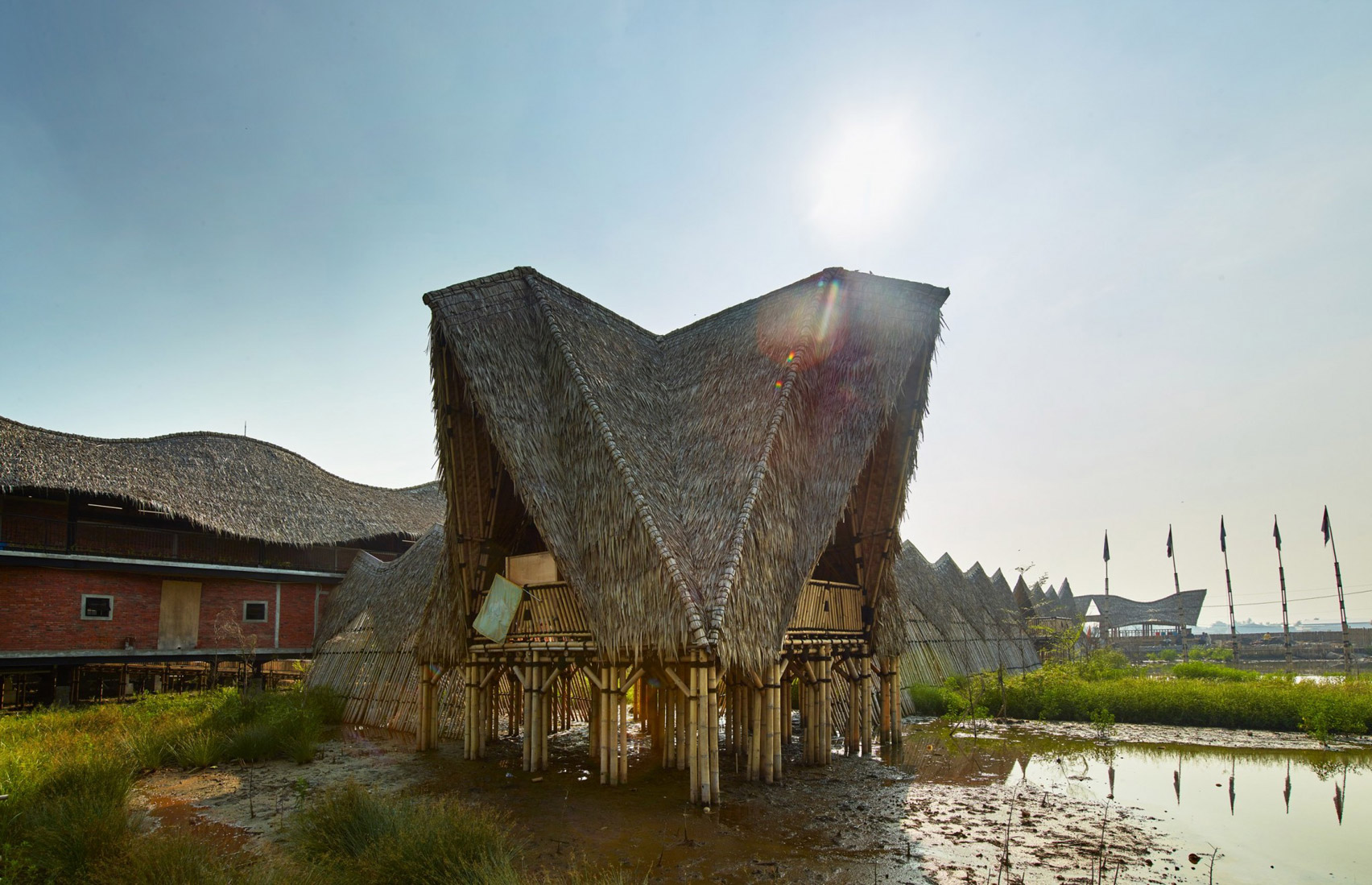 Nachhaltige Architektur - Eine Schule aus Bambus auf Stelzen – Lilli Green