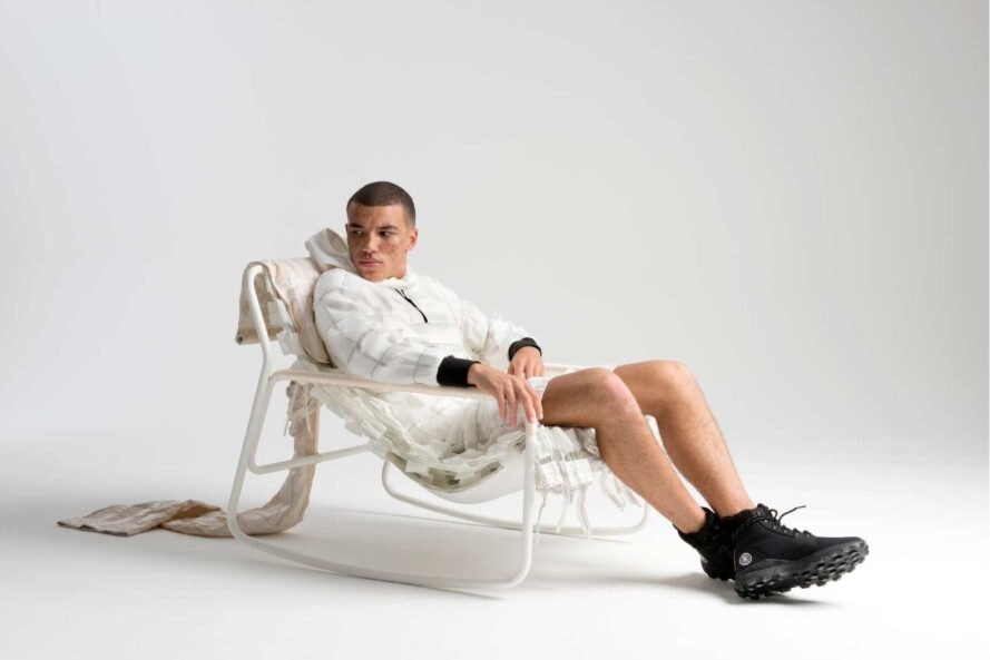 Upcycling Fashion - Modell mit weisser Stuhl