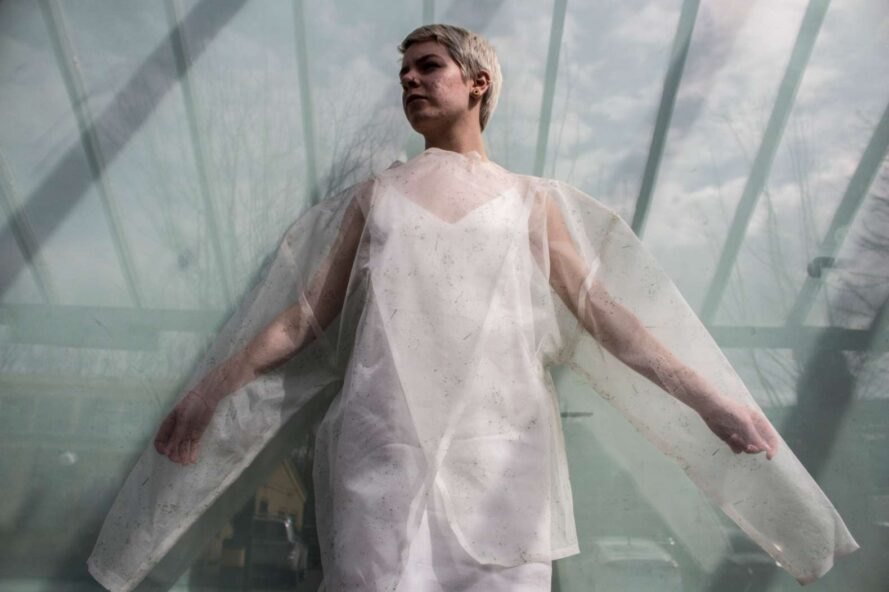 Lebende grüne Mode Die Mode der Zukunft ist aus Algen