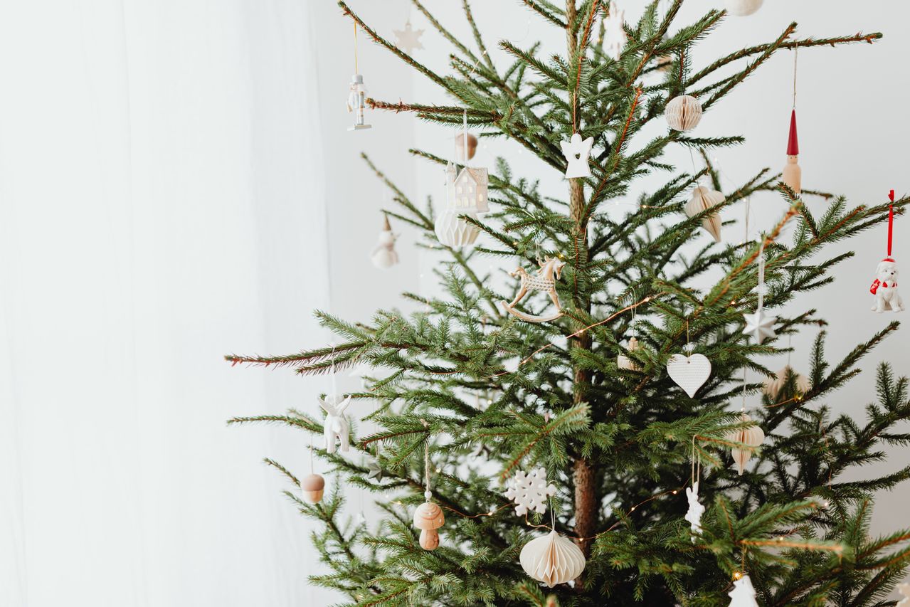 Weihnachtsbaum mit Naturschmuck