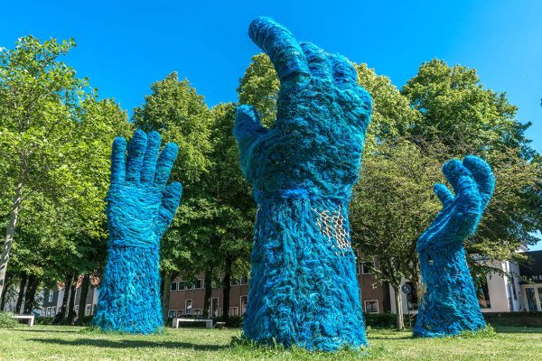 Blaue Haende aus Netzresten von Kianoosh Gerami