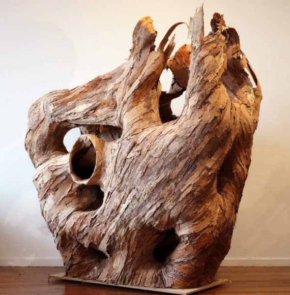 Skulptur aus Baumrinde