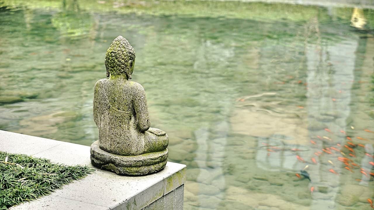 Buddha am Schwimmteich