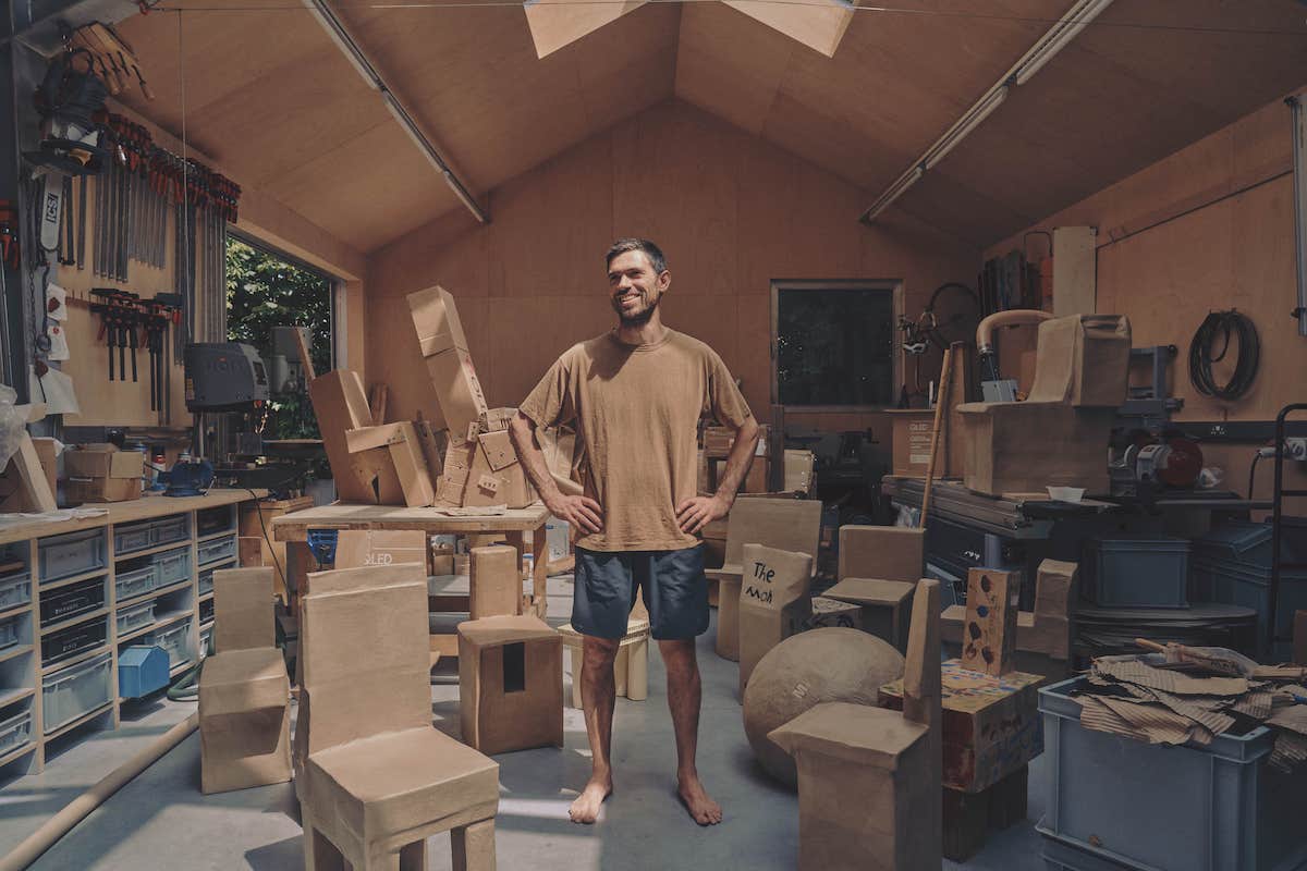 Max Lamb kreiert Möbel aus Karton mit vielseitiger Upcycling-Ästhetik