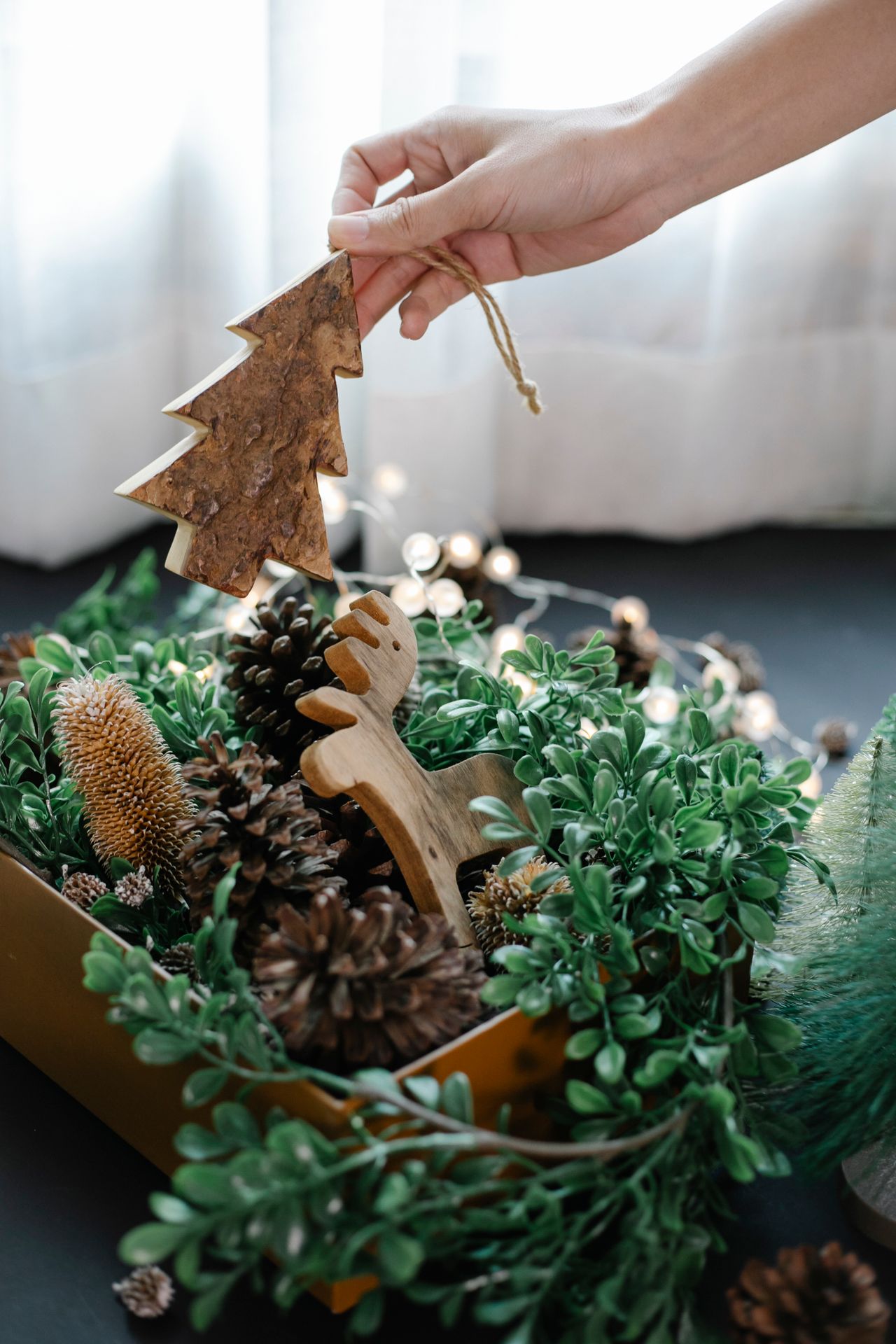 Zero Waste zu Weihnachten: Naturfunde, selbstgemachter Holzschmuck