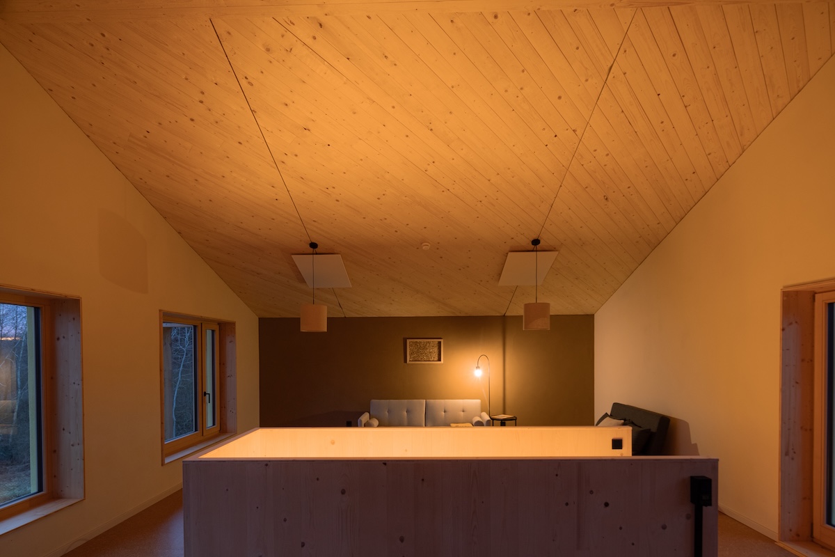 Interior Design mit Holz und Lehmwand
