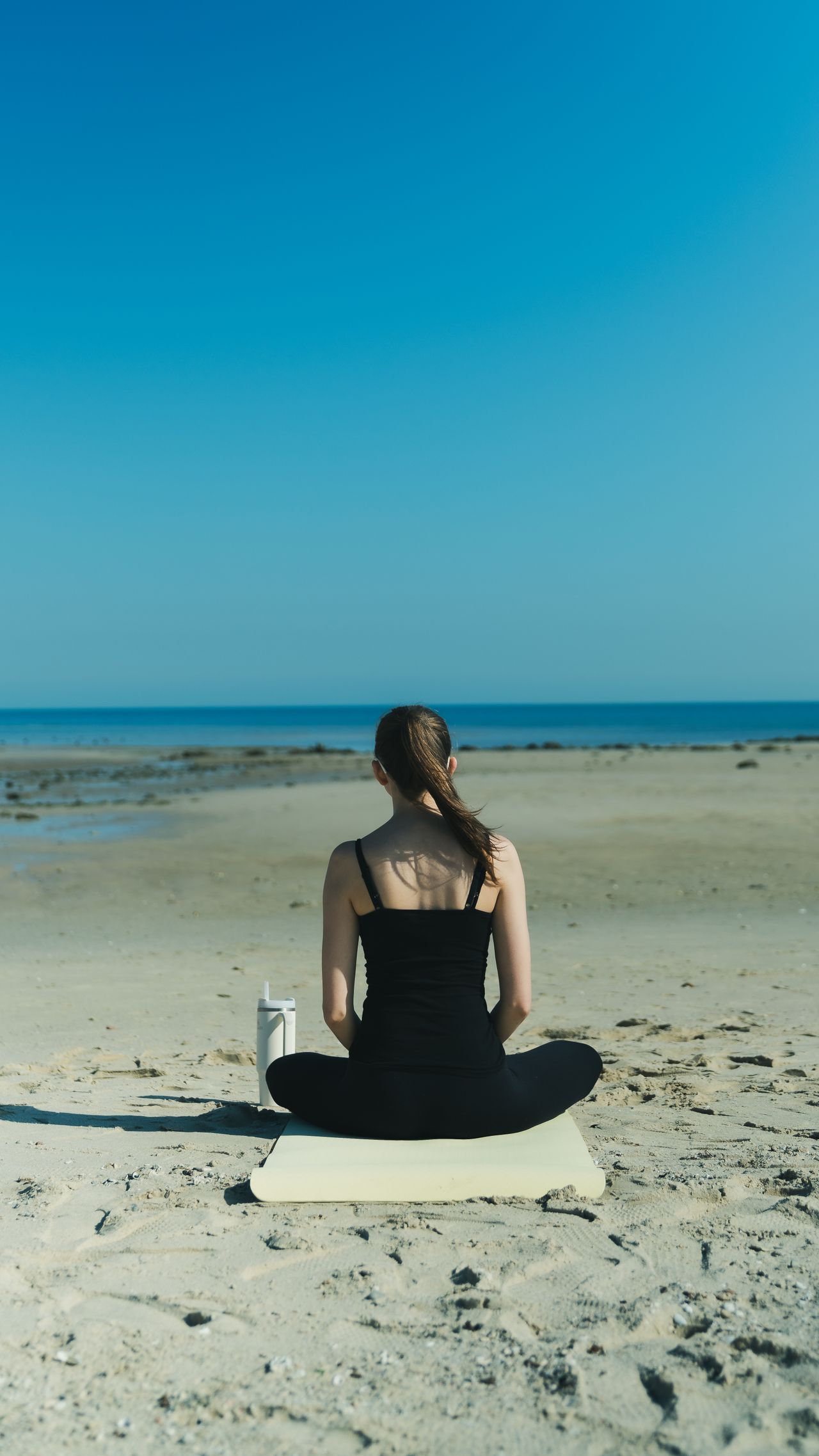 Travel Cup Tumbler Yoga unterwegs am Strand